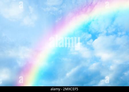 Malerischer Blick auf wunderschönen Regenbogen und blauen Himmel an sonnigen Tagen Stockfoto