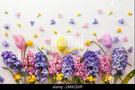 Blumenzusammensetzung mit ostereiern und Hyazinthen. Frühlingsblumen auf weißem Hintergrund. Osterkonzept. Flach liegend, Draufsicht. Stockfoto