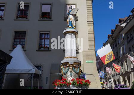 BERN, SCHWEIZ, 23. JUNI 2022 - Moses-Brunnen (Mosesbrunnen) am Münsterplatz, Bern, Schweiz Stockfoto