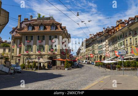 BERN, SCHWEIZ, 23. JUNI 2022 - Blick auf die Gerechtigkeitsgasse im Zentrum von Bern, Schweiz Stockfoto