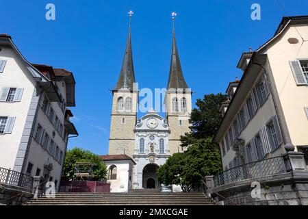 LUZERN, SCHWEIZ, 21. JUNI 2022 - Blick auf die Hofkirche Saint Leodegar (Hofkirche Sankt Leodegar) in Luzern, Schweiz Stockfoto