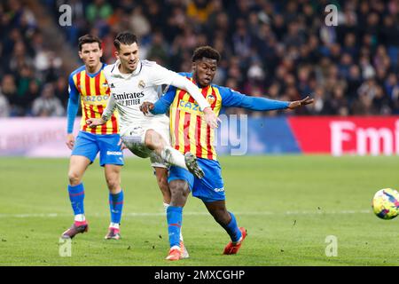 Dani Ceballos von Real Madrid und Yunus Musah von Valencia während des Fußballspiels der spanischen Meisterschaft La Liga zwischen Real Madrid und Valencia CF am 2. februar 2023 im Stadion Santiago Bernabeu in Madrid, Spanien – Foto: Oscar J Barroso/DPPI/LiveMedia Stockfoto