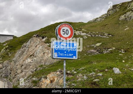 GRIMSEL PASS, SCHWEIZ, 21. JUNI 2022 - Wegweiser am Grimsel Pass in der Schweiz. Es verbindet das Hasli-Tal im Berner Oberland mit den Goms Stockfoto