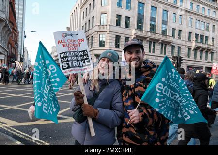 NEU, ASLEF und PCS streiken nach einem Mangel an Gehaltserhöhungen und zur Bekämpfung der Lebenshaltungskostenkrise Ehimetalor Unuabona/Alamy News Stockfoto