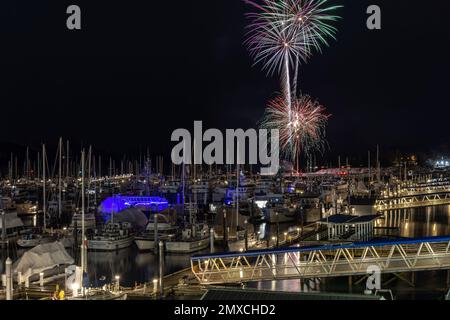 Ein wunderschöner Blick auf das Feuerwerk für 2023 Neujahr über dem Seward Harbor in Alaska bei Nacht Stockfoto
