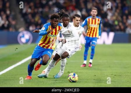 Yunus Musah von Valencia und Eduardo Camavinga von Real Madrid während des spanischen Fußballspiels La Liga zwischen Real Madrid und Valencia CF am 2. februar 2023 im Stadion Santiago Bernabeu in Madrid, Spanien – Foto: Oscar J Barroso/DPPI/LiveMedia Stockfoto