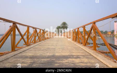 Hölzerne Brücke über dem See. Stockfoto