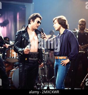 Rockpop, Konzert- und Live-Musik-Sendereihe, Deutschland 1977 - 1982, Sendung vom 14. 1978. Oktober, Carlos Blumenberg von der Hamburger Band 'Dirty Dogs' mit Moderator Christian Simon. Stockfoto