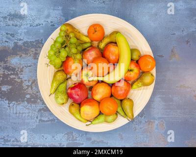 Obstteller mit Trauben, Birnen, Äpfeln Stockfoto