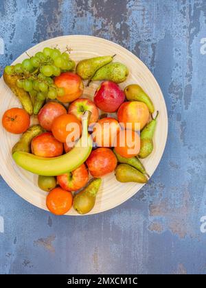Obstteller mit Trauben, Birnen, Äpfeln Stockfoto