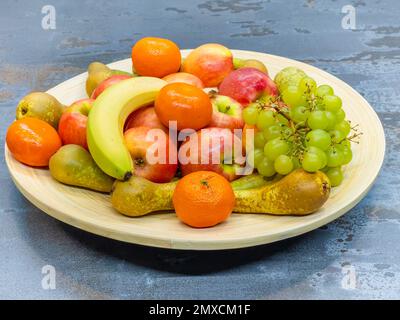 Obstteller mit Trauben, Birnen, Äpfeln Stockfoto