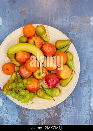 Obstteller mit Trauben, Birnen, Äpfeln Stockfoto