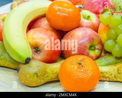 Obstteller mit Trauben, Birnen, Äpfeln Stockfoto