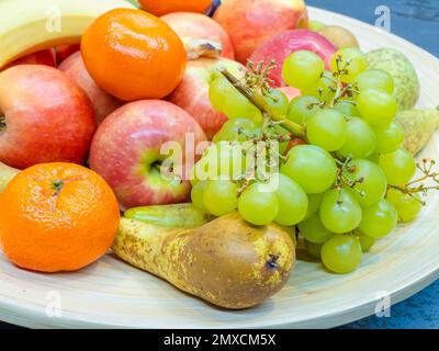 Obstteller mit Trauben, Birnen, Äpfeln Stockfoto