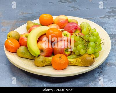 Obstteller mit Trauben, Birnen, Äpfeln Stockfoto