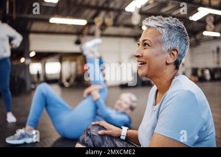 Glückliche, Fitness und Seniorin im Fitnessstudio für Training, Bewegung und Gesundheit im Ruhestand. Pause, müde und alte Person mit einem Lächeln nach einem Stockfoto