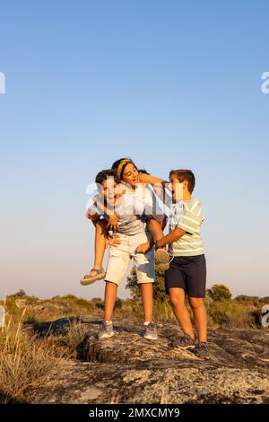 Drei lustige Freunde spielen an einem Sommertag Stockfoto