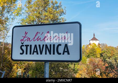 Stiavnica in love City-Schild mit Neuer Burg im Hintergrund, Banska Stiavnica, Slowakei Stockfoto