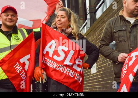 London, England, Großbritannien. 3. Februar 2023. Mitglieder der ASLEF (Associated Society of Locomotive Engineers and Firemen) stehen vor der Streikposte vor der Euston Station, während die Zugführer ihren Streik fortsetzen. (Kreditbild: © Vuk Valcic/ZUMA Press Wire) NUR REDAKTIONELLE VERWENDUNG! Nicht für den kommerziellen GEBRAUCH! Stockfoto