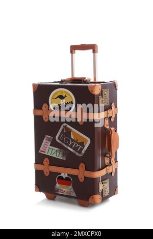 Retro-Koffer mit Reiseaufklebern auf weißem Hintergrund Stockfoto