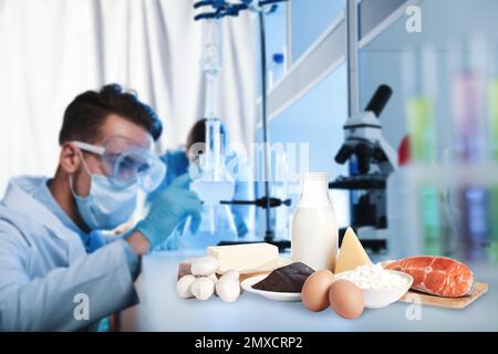 Wissenschaftler, die Produkte im Labor prüfen. Lebensmittelqualitätskontrolle Stockfoto