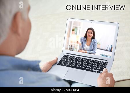 Mann, der einen Videochat für ein Online-Bewerbungsgespräch in geschlossenen Räumen verwendet, Nahaufnahme Stockfoto