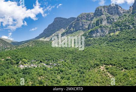 Das Dorf Mikro Papingo unterhalb des Astraka im Timfi-Massiv des Pindus-Gebirges im Norden Griechenlands Stockfoto