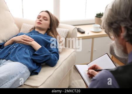 Psychotherapeut und Patient in der Praxis. Hypnotherapiesitzung Stockfoto