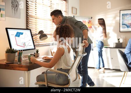 Ingenieure bei der Arbeit. Kollegen, die Haus im Büro projizieren Stockfoto