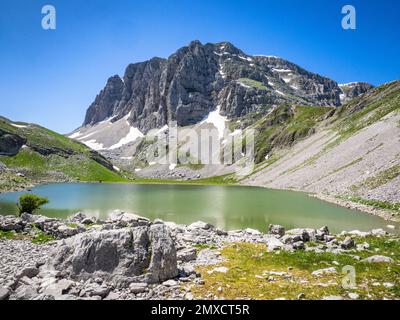 Berg Astraka und See Xerolimni im Pindus-Gebirge im Norden Griechenlands Stockfoto