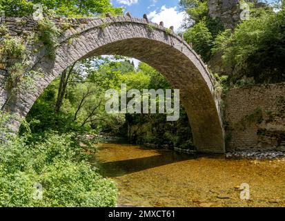 Die Brücke Kontodimos über den Fluss Vikakis, ein Nebenfluss der Vikos-Schlucht in der Region Zagori in Nordgriechenland Stockfoto