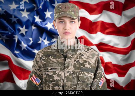 Soldatin und amerikanische Flagge im Hintergrund. Militärdienst Stockfoto