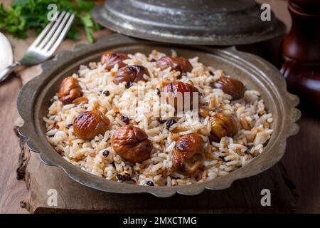 Traditionelle köstliche türkische Küche; Kastanienreis Pilaf (türkischer Name; kestaneli pilav) Stockfoto