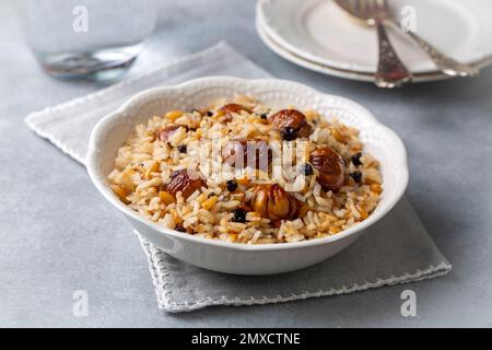 Traditionelle köstliche türkische Küche; Kastanienreis Pilaf (türkischer Name; kestaneli pilav) Stockfoto