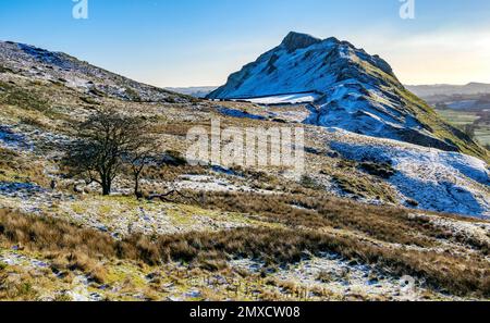 Winterblick entlang des Kammgrats des Riffs aus Kalkstein am Chrome Hill, einem alten Kammgrat aus Karboniferenriff und Kalkstein im Derbyshire Peak District UK Stockfoto