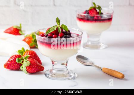 Dessert Panna Cotta mit frischen Beeren Stockfoto