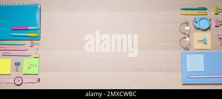 Verschiedene Schreibwaren auf Holztisch, flach liegend. Platz für Text Stockfoto