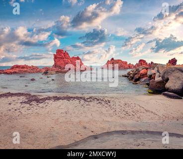 Sommerszene von Cea Beach mit Red Rocks Gli Scogli Rossi - Faraglioni im Hintergrund. Ruhiger Blick am Morgen auf die Insel Sardinien, Italien, Europa. Die Schönheit von n Stockfoto