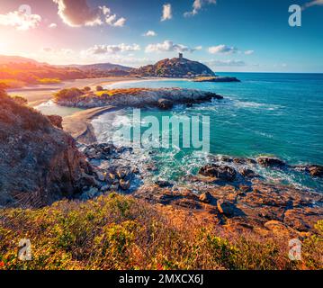 Großartiger Sonnenaufgang an einem beliebten Touristenziel - Akropoli di Bithia mit Torre di Chia Turm im Hintergrund. Fabelhafter Blick am Morgen auf die Insel Sardinien, IT Stockfoto