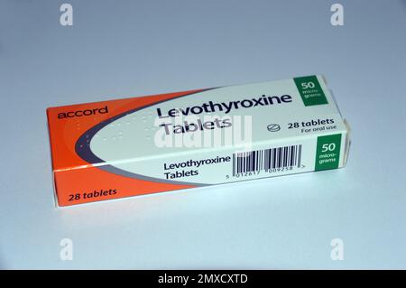 Eine Packung mit 28, 50mg Levothyroxin „L-Thyroxin“-Tabletten, hergestellt von Accord, zur Behandlung von Schilddrüsenunterfunktion, Schilddrüsenhormonmangel (Hypothyreose) Stockfoto