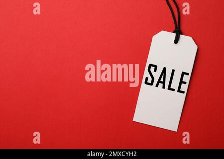 Ansicht des Tags von oben mit Beschriftung AUF rotem Hintergrund, Platz für Text. Black Friday Stockfoto