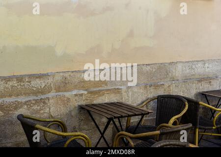 Gemütliche Straße mit Cafétischen in Lemberg, Ukraine. Straßencafé im Sommer. Stockfoto