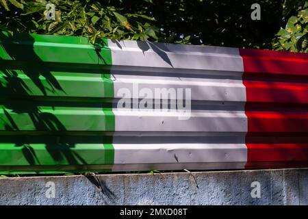 Das Konzept der nationalen Flagge auf dem Hintergrund von Metallbehältern, Italien. Stockfoto