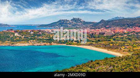 Wunderschöner Sommerblick auf Sciumara Beach. Herrliches Stadtbild von Palau, Provinz Olbia-Tempio, Italien, Europa. Attraktiver Morgenblick auf Sardini Stockfoto