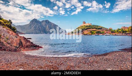 Ruhige Sommerszene von Port de Girolata - ein Ort, an den man nicht mit dem Auto kommt. Herrlicher Sommerblick auf den Hafen von Girolata, die Insel Korsika, Frankreich, Europa. Beau Stockfoto
