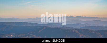 Blick auf das Mala Fatra-Gebirge vom Lysa Hora-Hügel im Moravskoslezske Beskydy-Gebirge in der tschechischen republik bei Sonnenuntergang im Herbst Stockfoto