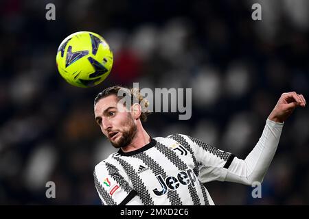 Turin, Italien. 02. Februar 2023 Adrien Rabiot vom FC Juventus leitet den Ball während des Fußballspiels Coppa Italia zwischen dem FC Juventus und SS Lazio. Kredit: Nicolò Campo/Alamy Live News Stockfoto