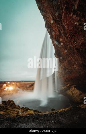 Eine vertikale Langzeitaufnahme des Wasserfalls Seljalandsfoss in Island Stockfoto