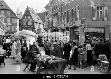 Markttag auf dem Bensheimer Marktplatz, Hessen, 1938. Markttag auf dem Bensheim Marktplatz, Hessen, 1938. Stockfoto