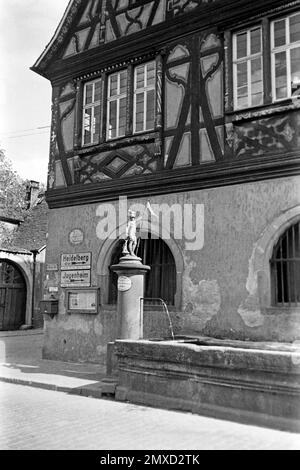 Das Alte Rathaus mit Brunnen, Seeheim-Jugenheim an der Bergstraße in Hessen, 1938. Das Alte Rathaus mit Brunnen, Seeheim-Jugenheim an der Bergstraße in Hessen, 1938. Stockfoto